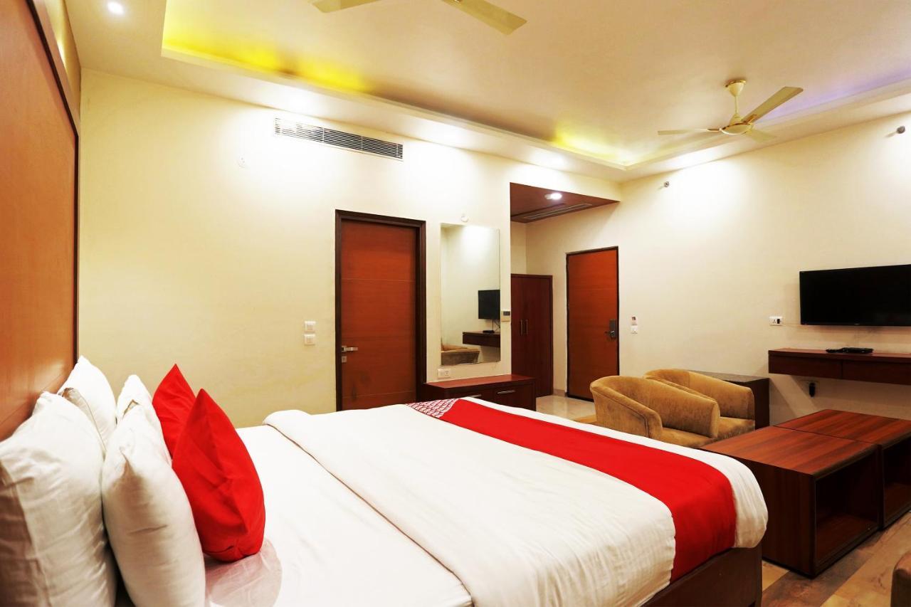 Hotel Capital O Green Palms Near Jhilmil Metro Station Nueva Delhi Exterior foto