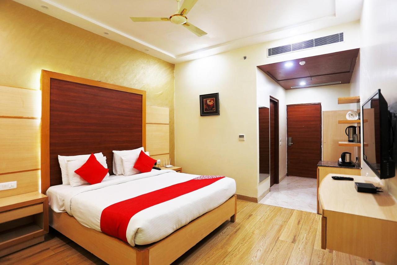Hotel Capital O Green Palms Near Jhilmil Metro Station Nueva Delhi Exterior foto