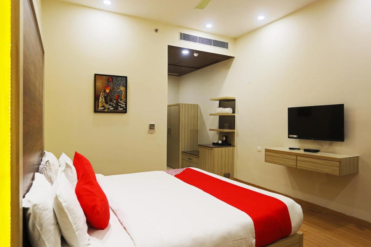 Hotel Capital O Green Palms Near Jhilmil Metro Station Nueva Delhi Exterior foto
