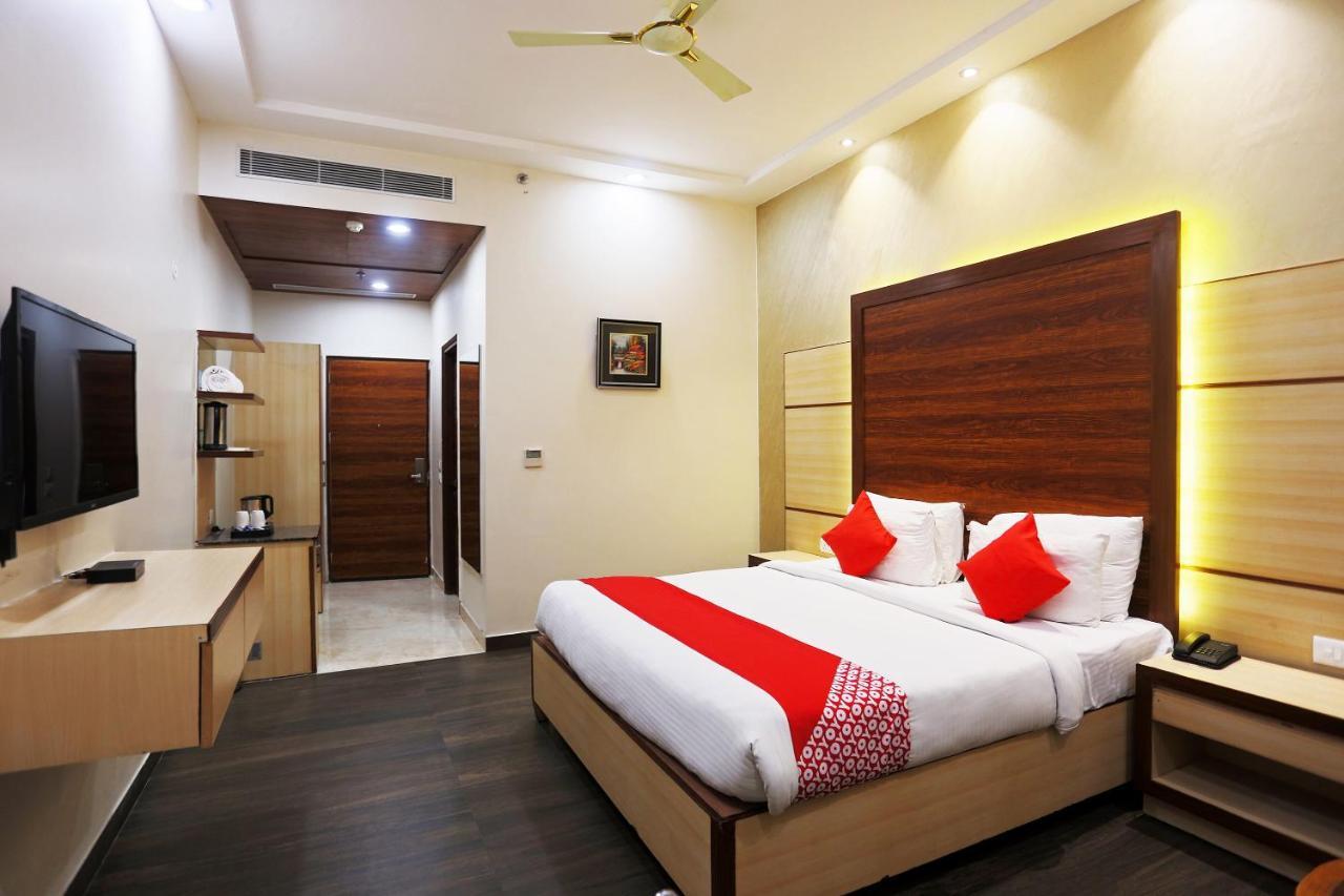 Hotel Capital O Green Palms Near Jhilmil Metro Station Nueva Delhi Exterior foto