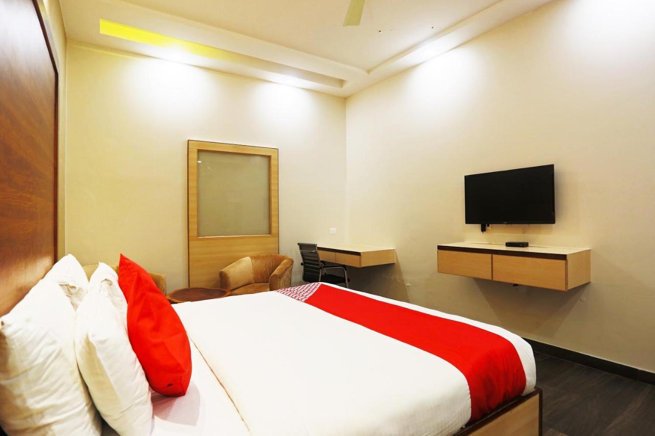 Hotel Capital O Green Palms Near Jhilmil Metro Station Nueva Delhi Exterior foto