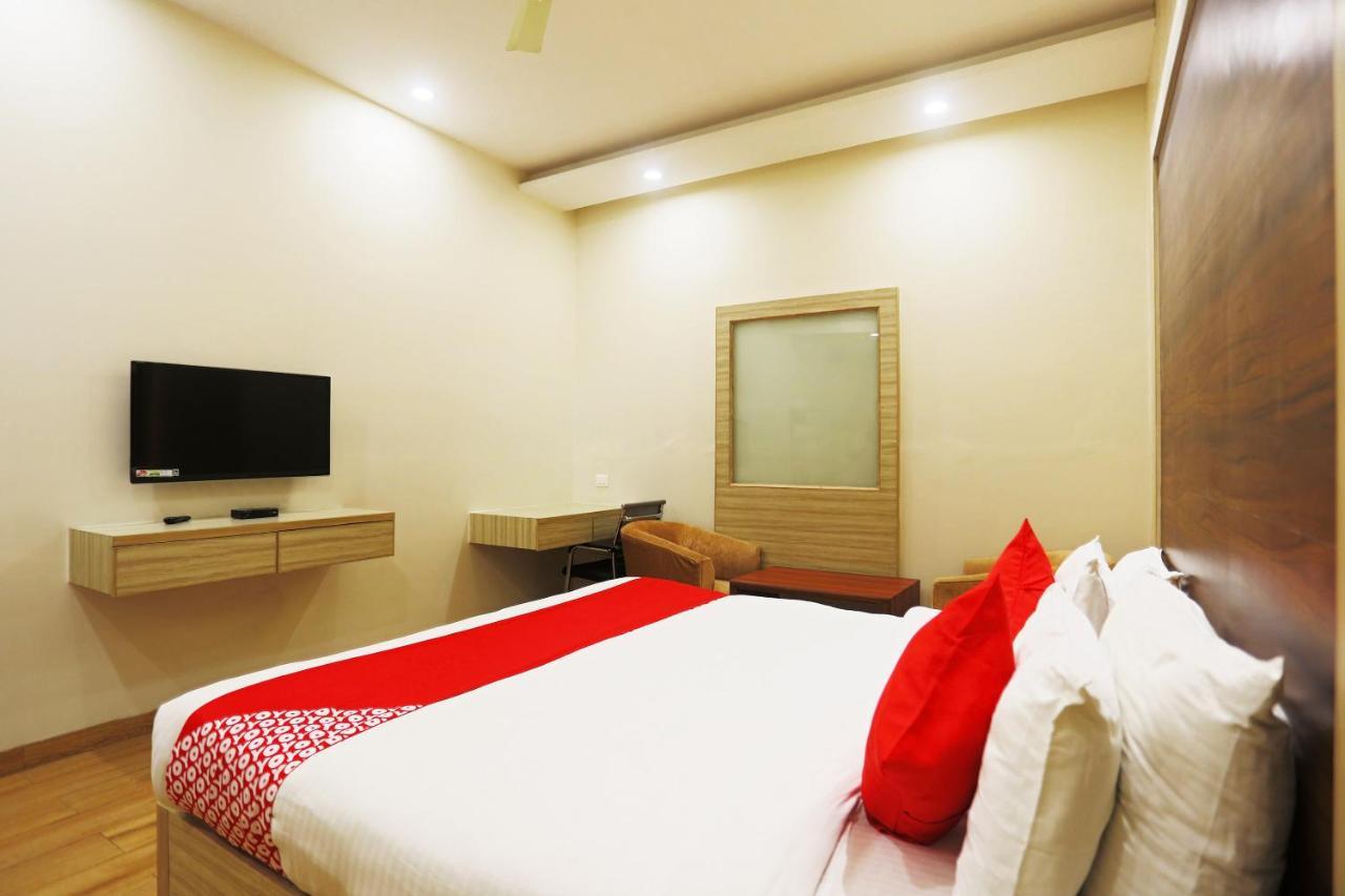 Hotel Capital O Green Palms Near Jhilmil Metro Station Nueva Delhi Exterior foto